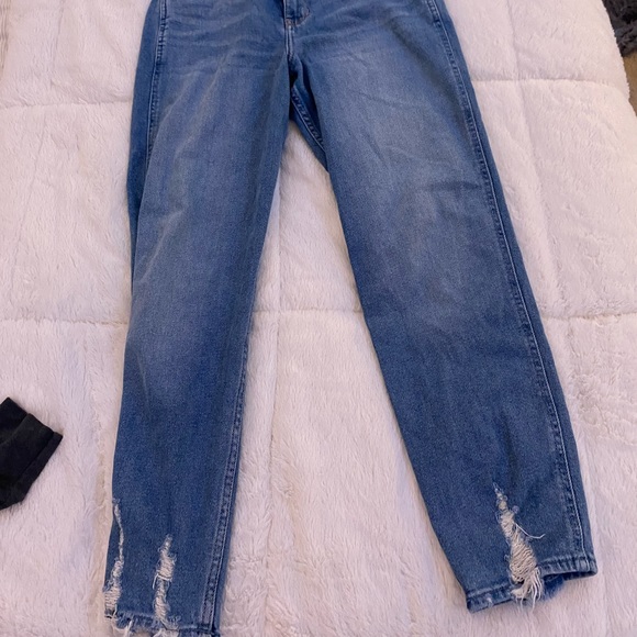 Hollister mom jeans only worn 2-3 times - Picture 2 of 2